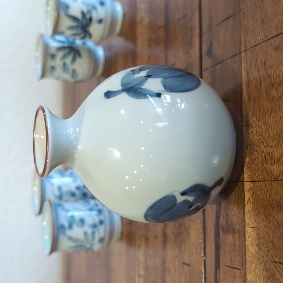 Arita Japanese Porcelain Sake Set - Tokkuri Bottle & 4 Ochoko Cups - Picture 11 of 11